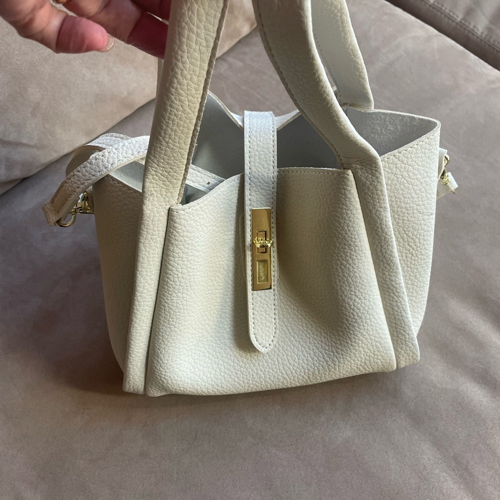 Elegant White Leather Handbag - Picture 2 of 4